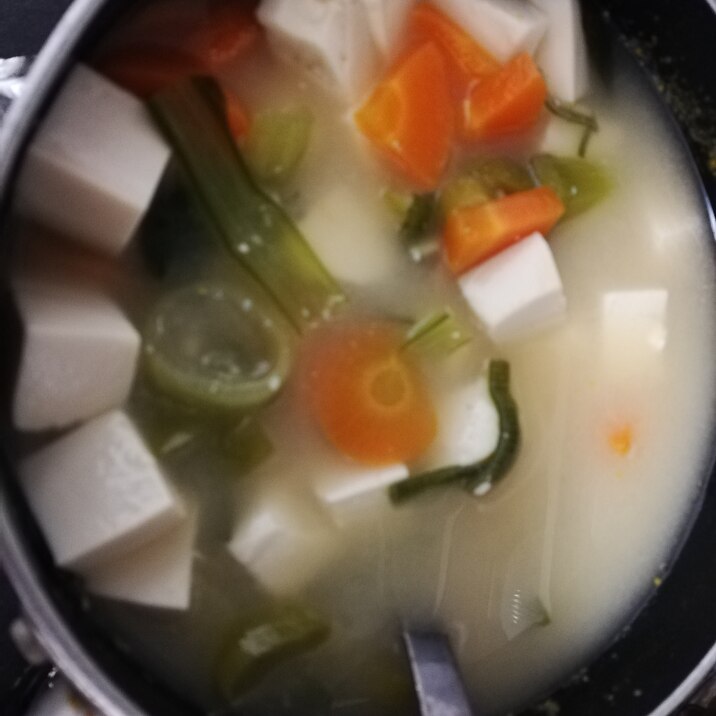 味噌汁（豆腐、小松菜、長ネギ、人参）